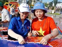 8.100 lá cờ Tổ quốc tạo nên hình hài đất nước