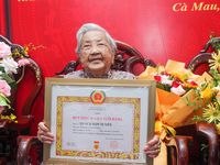 Giám đốc Học viện Chính trị Quốc gia Hồ Chí Minh trao Huy hiệu Đảng cho đảng viên cao niên