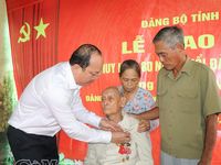 Giám đốc Học viện Chính trị Quốc gia Hồ Chí Minh trao Huy hiệu Đảng cho đảng viên cao niên