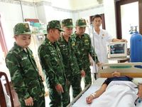 Tiếp nhận 32 ngư dân gặp nạn trên biển đưa về đất liền
