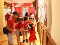 Hà Nội: Đông đảo du khách tìm về 'địa chỉ đỏ' 48 Hàng Ngang trong ngày Quốc khánh