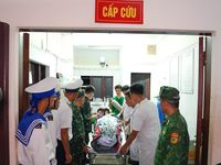 Trực thăng đưa bệnh nhân bị đa chấn thương nặng từ Trường Sa về đất liền an toàn