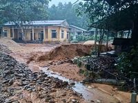 Công an xã ở Huế dọn bùn, giúp dân di chuyển an toàn ở vùng ngập lụt