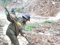 Sạt lở uy hiếp nhà dân, công trình giao thông ở miền núi A Lưới