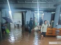 Nước sông Bưởi dâng cao, hàng trăm ngôi nhà ở Thanh Hóa chìm trong biển nước