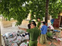 Công an xã Tây Phương dốc sức giữ đê, ngăn nước tràn vào khu dân cư