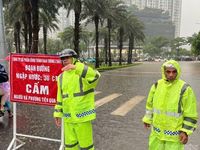 Hà Nội: Các đơn vị duy tu đường bộ ứng trực, bảo đảm giao thông giữa mưa ngập