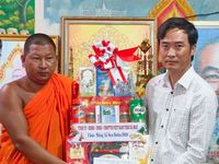 Thăm, chúc mừng đồng bào Khmer nhân lễ Sene Dolta