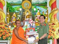 Thăm, chúc mừng đồng bào Khmer nhân lễ Sene Dolta