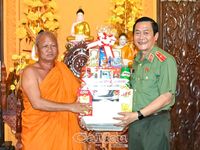 Thăm, chúc mừng đồng bào Khmer nhân lễ Sene Dolta