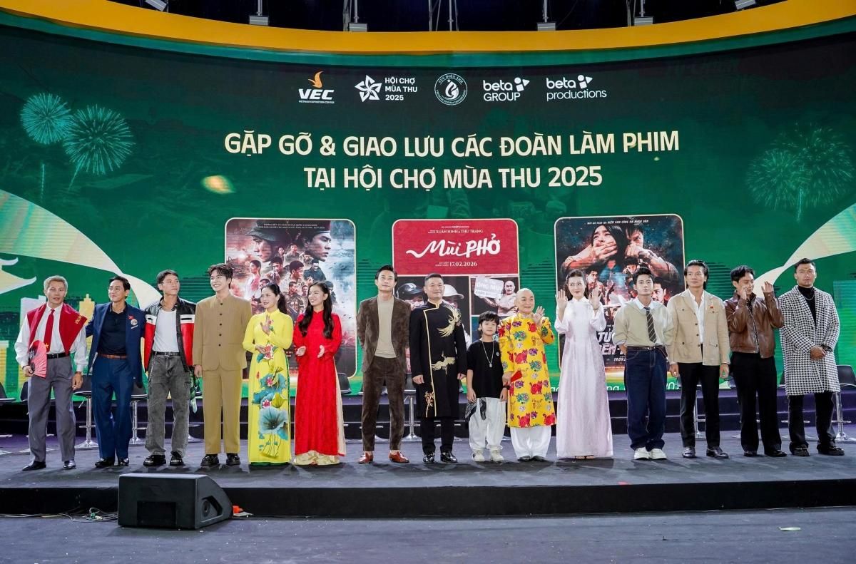 Dàn sao 'Mưa đỏ', 'Tử chiến trên không', 'Mùi phở' khuấy động Hội chợ Mùa Thu