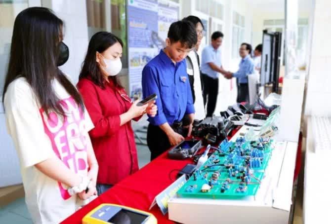 Vĩnh Long đẩy mạnh chuyển đổi số, chuyển đổi xanh làm động lực cho tăng trưởng kinh tế