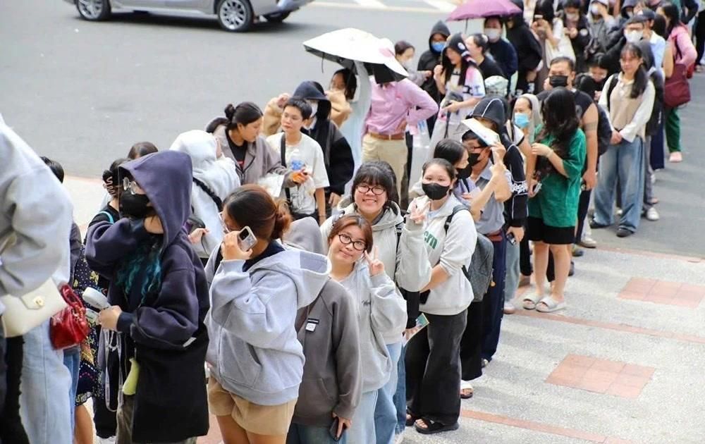 Hàng trăm người 'săn' vé dự lễ khai mạc Liên hoan Phim Việt Nam