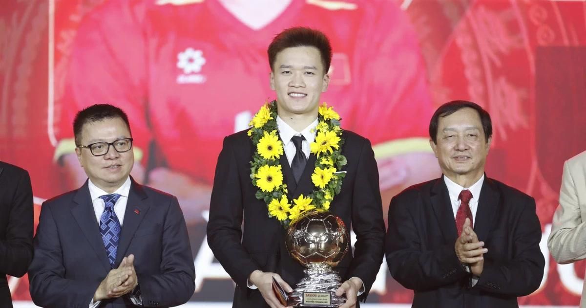 Nguyễn Hoàng Đức đoạt Quả bóng vàng Việt Nam 2025