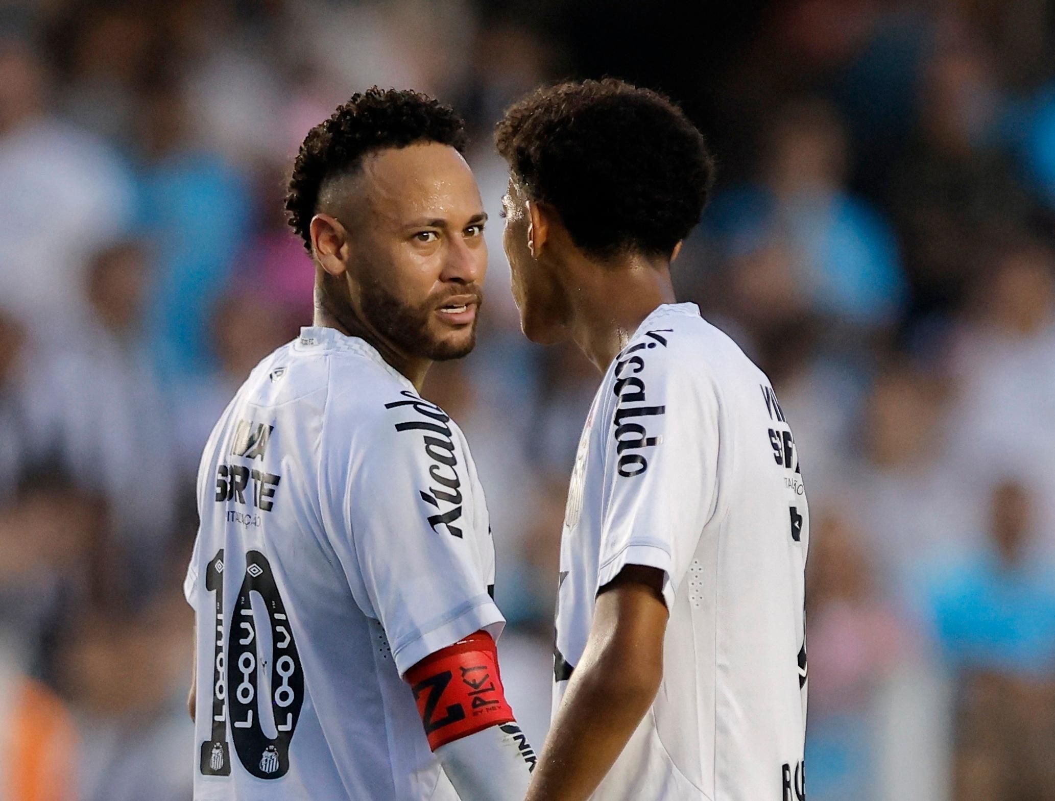 Neymar nổi giận với đồng đội trên sân