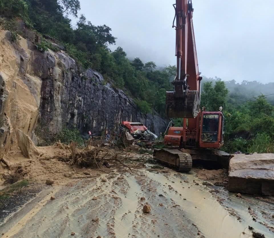 Thủ tướng yêu cầu làm rõ sự cố sạt lở đèo Khánh Lê vùi lấp xe khách Phương Trang