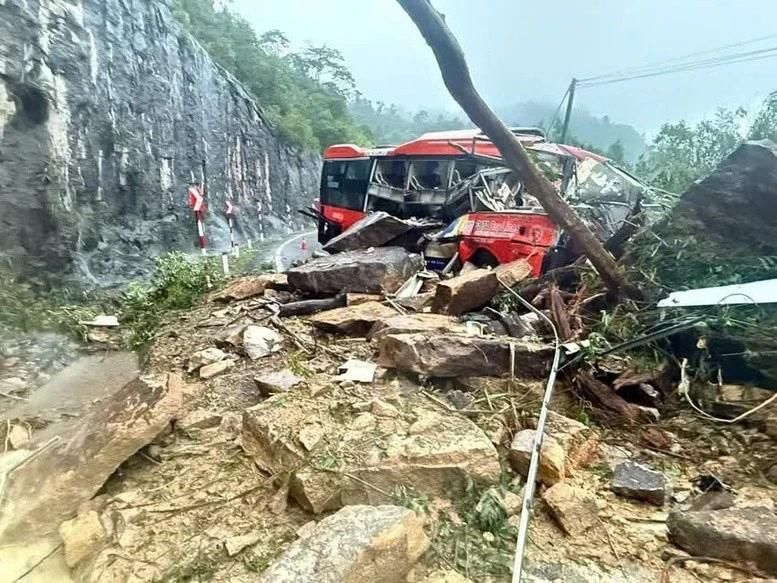 Thủ tướng yêu cầu làm rõ nguyên nhân sạt lở đèo Khánh Lê, 6 người tử vong