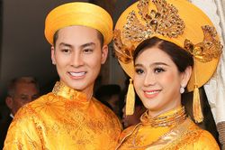 Lâm Khánh Chi đeo vàng 'trĩu người', e ấp hôn ông xã, chính thức nên duyên chồng vợ!