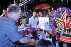 Chủ tịch Quốc hội Nguyễn Sinh Hùng dự đêm hội Trung thu với thiếu nhi Hà Nội