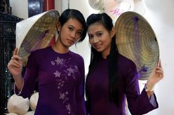 Kết nón bài thơ thành hình đất nước Việt Nam