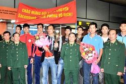 Đội bóng chuyền SacomBank Biên Phòng chiến thắng trở về