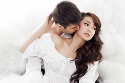Minh Hằng tình tứ với bạn nhảy trong 'Mây'