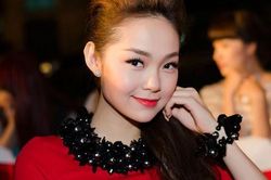 Minh Hằng quyến rũ với váy đỏ ôm sát