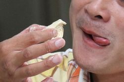 Nhai tóp tép - thói xấu của người Việt?