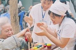 Cần tăng cường dịch vụ y tế và xã hội cho người cao tuổi