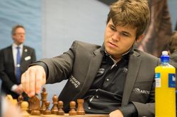 Siêu thần đồng Carlsen lên ngôi vô địch cờ vua thế giới