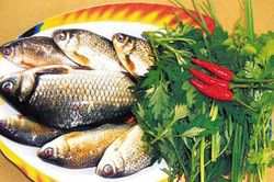 Canh cá diếc ngải cứu giúp phục hồi sức khỏe