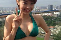 Minh Hằng diện bikini sexy hết cỡ bên hồ bơi