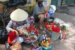 Quà vặt bẩn tại cổng trường: Sẽ công khai cơ sở vi phạm