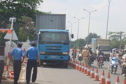 Trạm cân hoạt động, xe răm rắp chở đúng tải