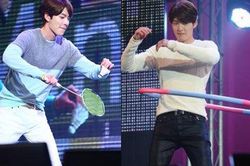 Kim Woo Bin trổ tài lắc vòng, đánh cầu lông trước 5.000 fans Thái