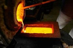 Vàng chạm đỉnh 3 tuần khi căng thẳng Ukraina leo thang