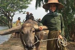 'Ma nữ Thái' Mai Davika tươi rói đứng vịn sừng trâu