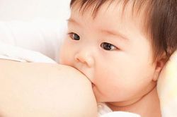 6 nguy hiểm vô hình khi cho con bú