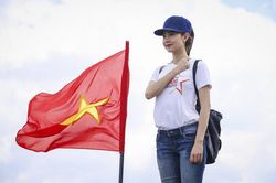 Hình ảnh đẹp của Minh Hằng thể hiện tình yêu Tổ quốc