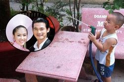 'Quý tử' nhà Quách Ngọc Ngoan phụ ba mẹ tưới kiểng