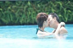 Minh Hằng và Lương Mạnh Hải 'đắm đuối' dưới hồ bơi