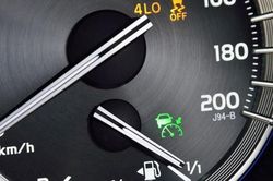 Khám phá ý nghĩa các đèn cảnh báo trên bảng táp-lô của xe Toyota