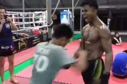 Kinh ngạc nam thanh niên làm bia cho người khác đánh