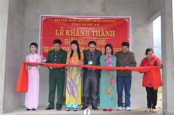 BĐBP Nghệ An trao tặng nhà cho người nghèo biên giới.