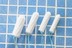 Lợi và hại khi dùng băng vệ sinh tampon đi biển