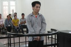 Bị ném vỡ cửa kính, vác dao 'xử' ngay người can dự