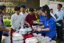 ĐH Công nghiệp Vinh: 1000 suất cơm miễn phí cho sĩ tử