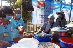 Đà Lạt: Hàng vạn suất cơm chay miễn phí trước cổng trường