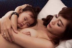 Những bộ ảnh bà mẹ ngực trần cho con bú gây tranh cãi