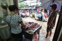 Cảnh người Hà Nội khốn khổ 'vật lộn' giữa 'biển' nước